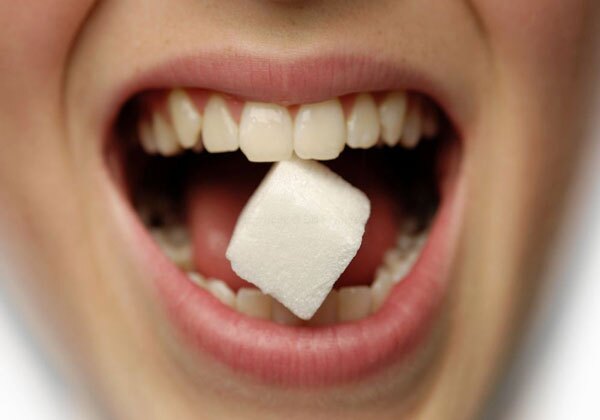 استفاده از مواد قندی علت اصلی پوسیدگی دندان است